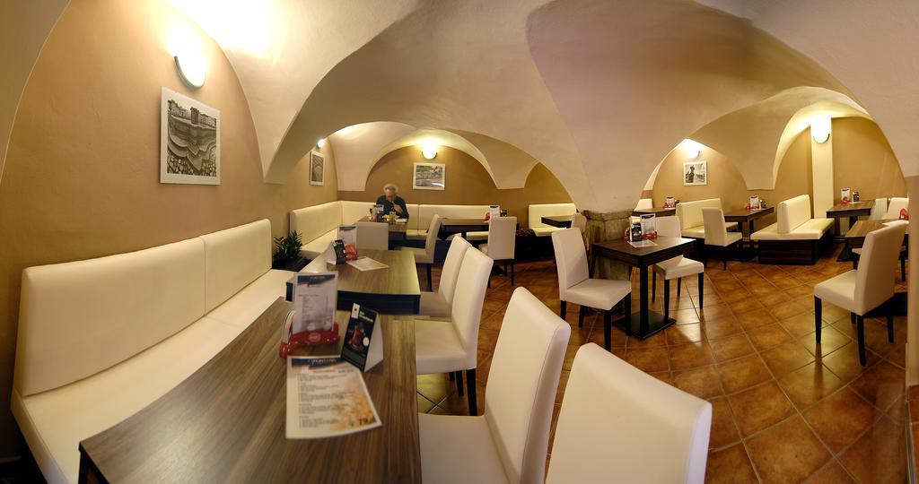 Fontana Pizzeria - Pension Τσέσκε Μπουντεγιόβιτσε Εξωτερικό φωτογραφία