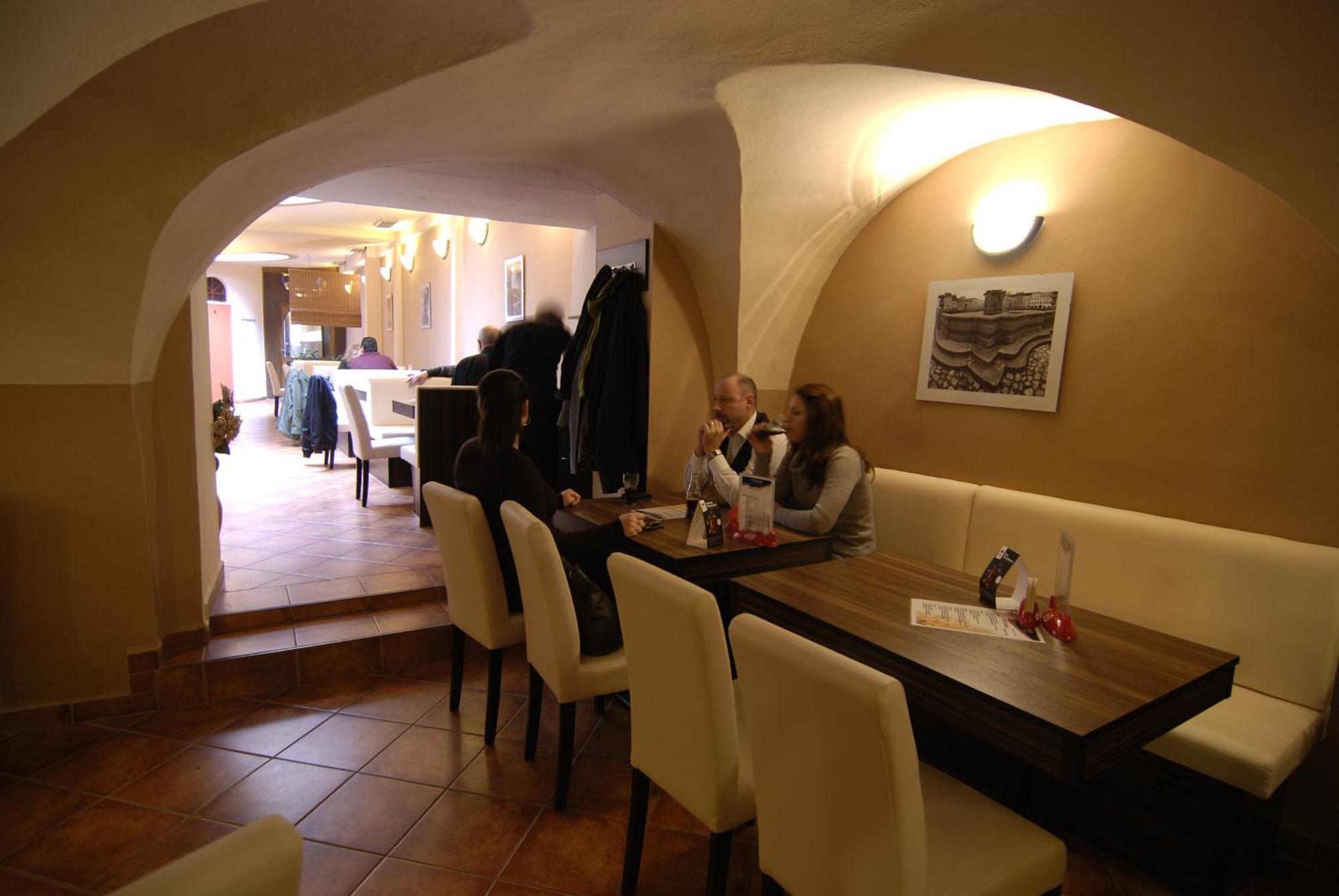 Fontana Pizzeria - Pension Τσέσκε Μπουντεγιόβιτσε Εξωτερικό φωτογραφία